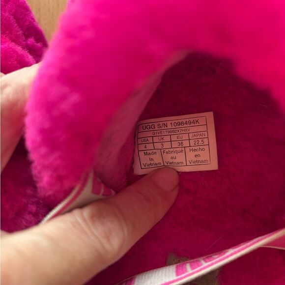 UGG Oh Fluff Yeah slides fit like a size 7-7.5 - Picture 6 of 8